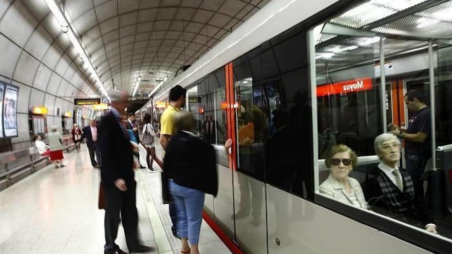 Usuarios del metro de Bilbao