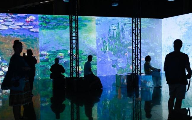 El punto fuerte de la visita es la sala inmersiva de casi 500 metros cuadrados en la que se puede recorrer la estancia o tomar asiento mientras se ve la proyecci&oacute;n.