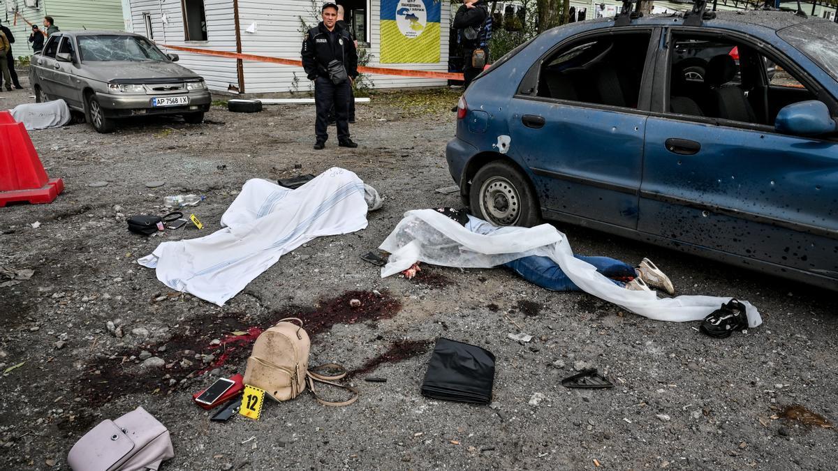 Varios cadáveres tendidos en el suelo tras un ataque ruso en Zaporiyia.