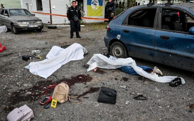 Varios cad&aacute;veres tendidos en el suelo tras un ataque ruso en Zaporiyia.