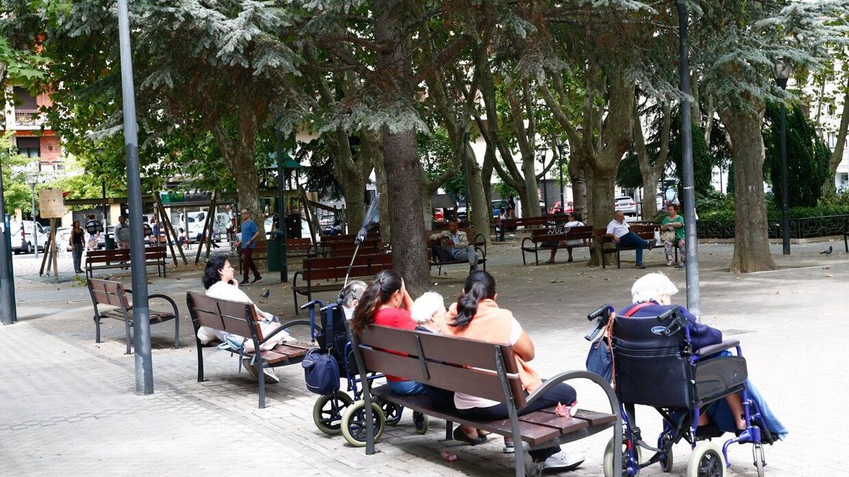 Un grupo de personas, hoy en los concurridos bancos de la plaza.