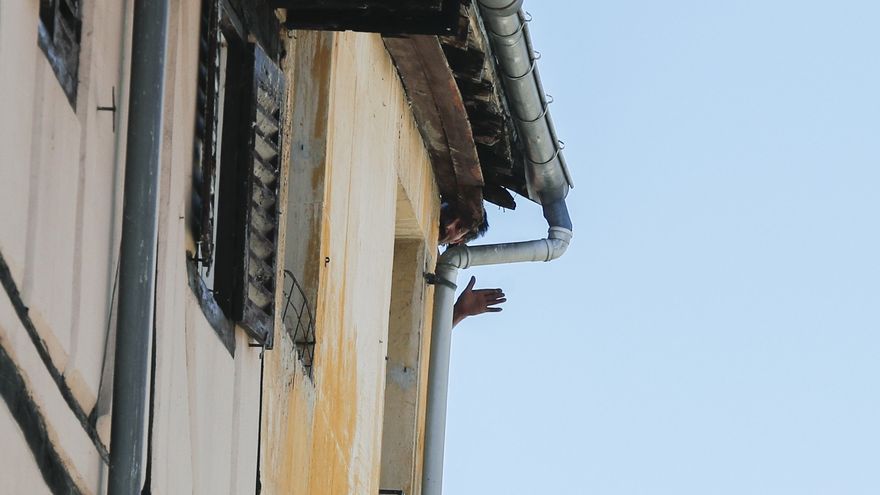 Un hombre se atrinchera en un tejado del Casco Viejo de Gasteiz tras causar destrozos y arrojar objetos a la calle