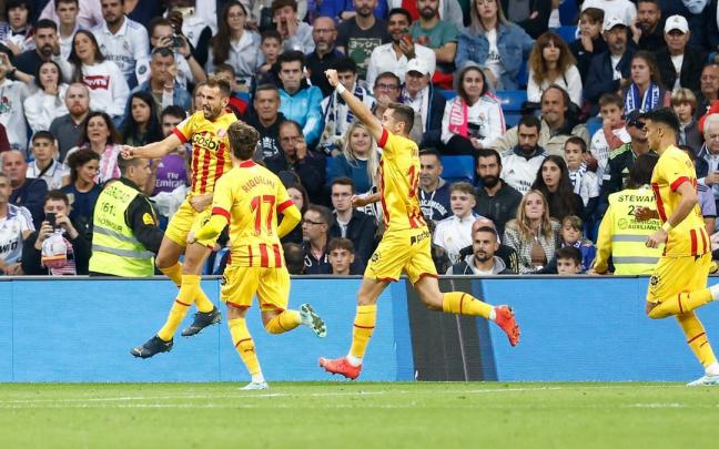 Cristhian Stuani y sus compa&ntilde;eros celebran el gol del delantero del Girona frente al Real Madrid.
