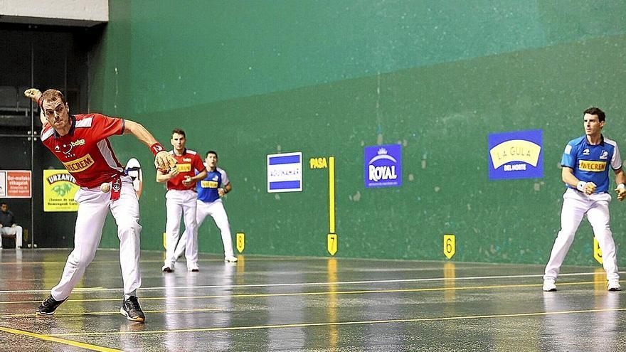 Unai Laso golpea la pelota durante el partido de ayer en el frontón Atano III de Donostia.