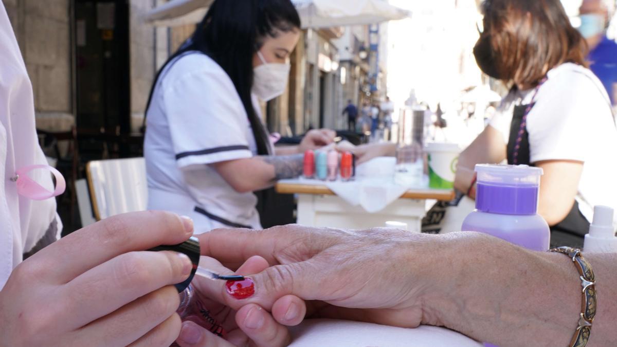 Las alumnas y alumnos realizarán las manicuras en la calle