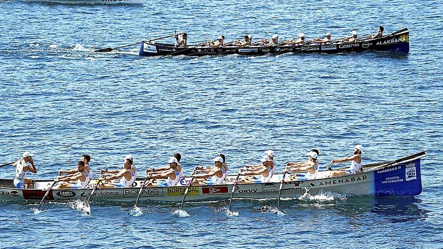 Donostiarra, junto a Urdaibai, en el primer largo de la de la segunda tande de la primera jornada de La Concha celebrada el domingo pasado.