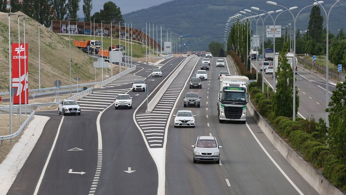 Vehículos circulan por una de las carreteras navarras.