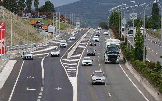 Veh&iacute;culos circulan por una de las carreteras navarras.