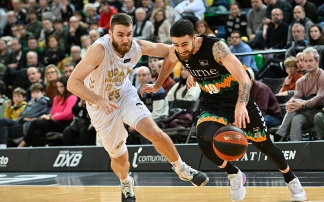 Francis Alonso penetra a canasta ante David Jelinek.