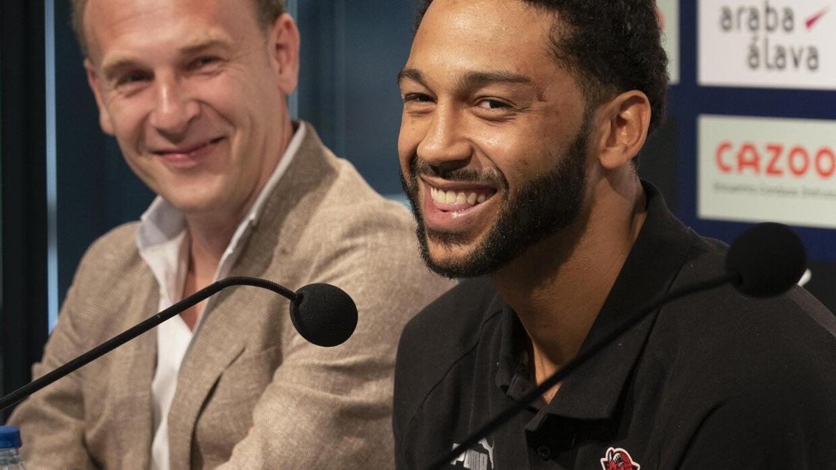 Félix Fernández, junto a Pierria Henry, durante la presentación del base como nuevo jugador del Baskonia