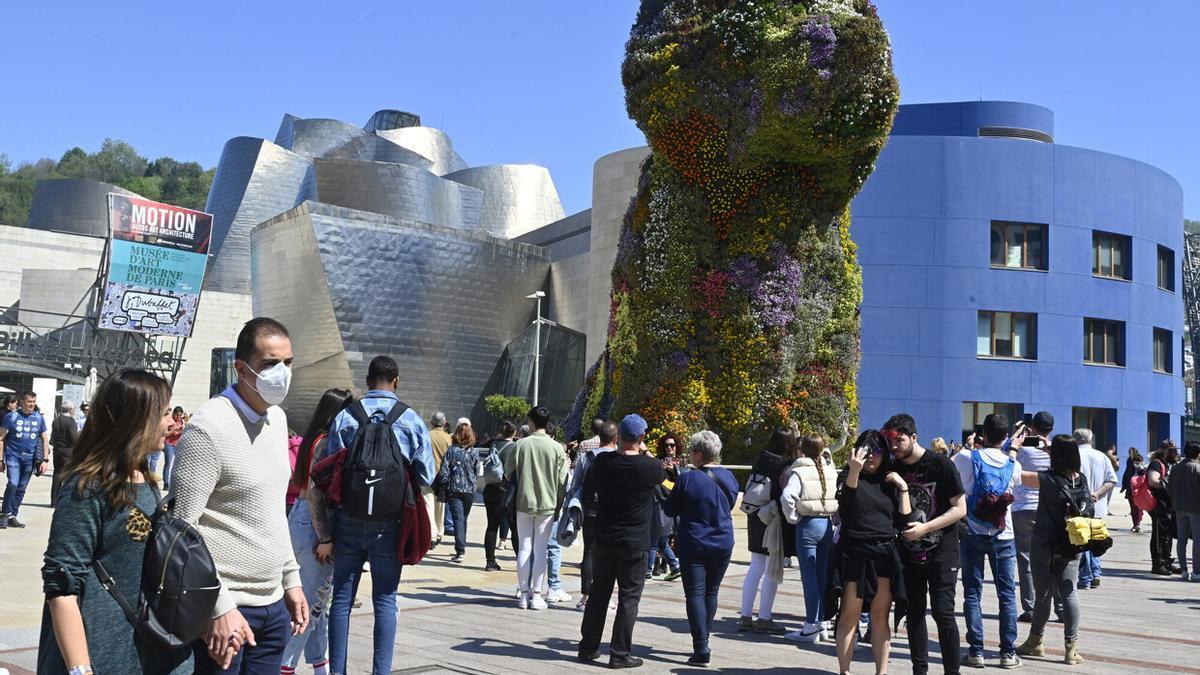 Personas paseando junto al museo Guggenheim