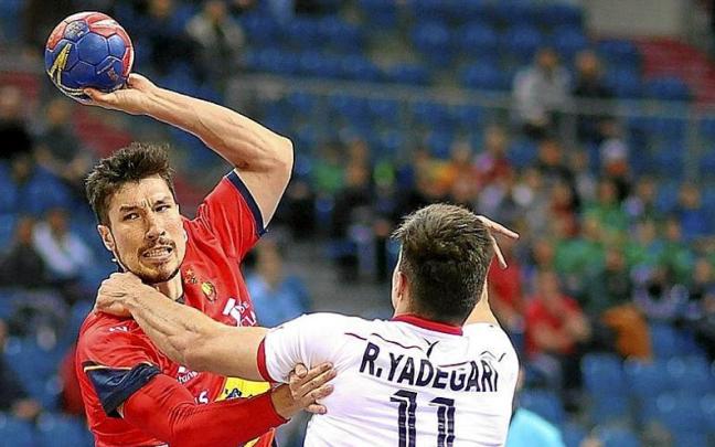 Álex Dujshebaev intenta avanzar con la oposición del iraní Reza Yadegaridehkordi.