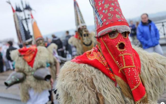 Polunpak conserva en la vestimenta el pañuelo de joaldunak.