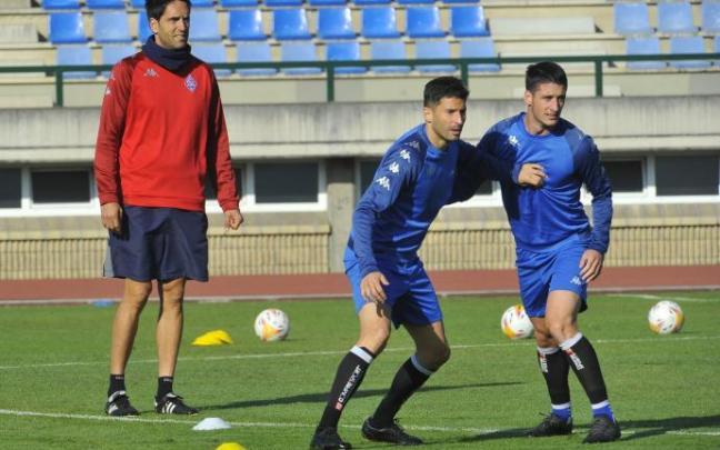 Iñigo Vélez de Mendizabal supervisa una sesión de entrenamiento del Amorebieta. Iñigo Vélez de Mendizabal supervisa una sesión de entrenamiento del Amorebieta.