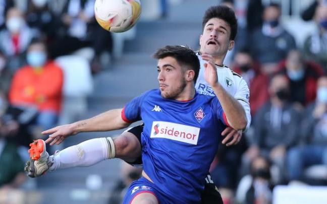 Larrazabal pugna por un balón ante el Burgos.