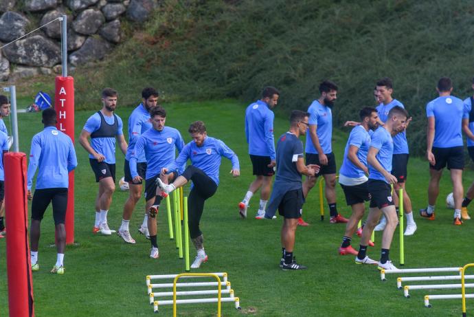 Los jugadores del Athletic se ejercitan en las instalaciones de Lezama.