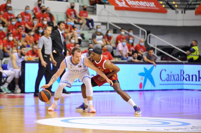 Rafa Luz bota el balón ante Isaiah Taylor.