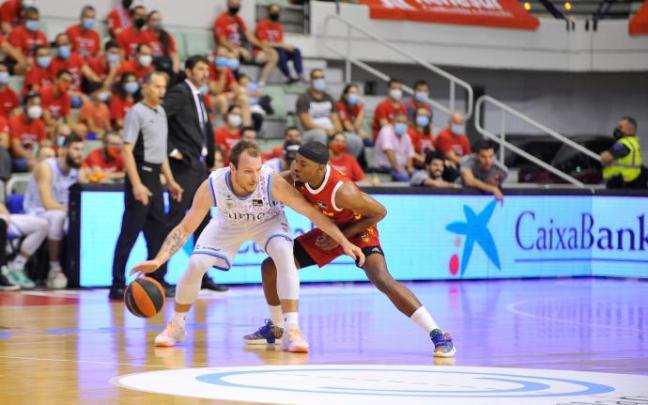 Rafa Luz bota el balón ante Isaiah Taylor.