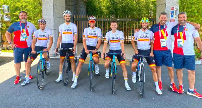 De izquierda a derecha con los maillots, Gorka Izagirre, Jesús Herrada, Omar Fraile, Ion Izagirre y Alejandro Valverde. :