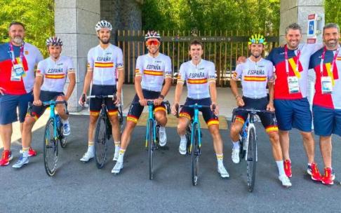 De izquierda a derecha con los maillots, Gorka Izagirre, Jesús Herrada, Omar Fraile, Ion Izagirre y Alejandro Valverde. : De izquierda a derecha con los maillots, Gorka Izagirre, Jesús Herrada, Omar Fraile, Ion Izagirre y Alejandro Valverde. :