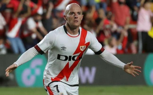 Isi celebra un gol con el Rayo esta temporada.