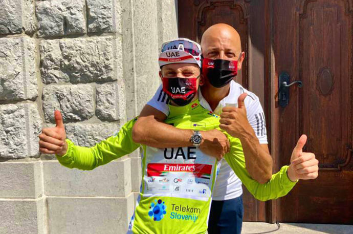 Josean Fernández Matxin, mánager general del UAE, junto a Tadej Pogacar en el Tour de Eslovenia.