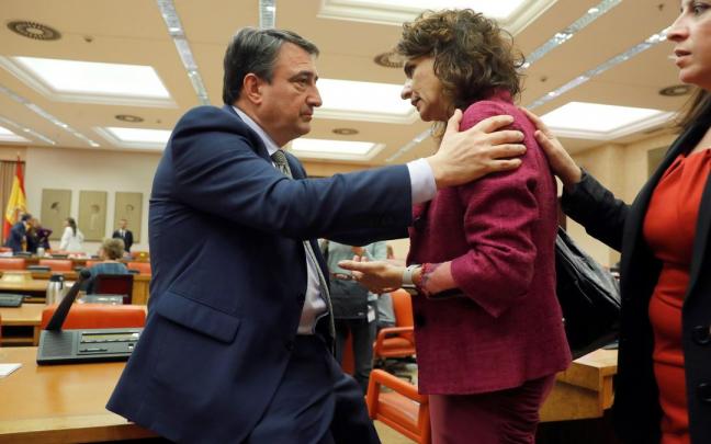 El portavoz del PNV en el Congreso, Aitor Esteban, con la ministra de Hacienda, María Jesús Montero, en una imagen de archivo El portavoz del PNV en el Congreso, Aitor Esteban, con la ministra de Hacienda, María Jesús Montero, en una imagen de archivo