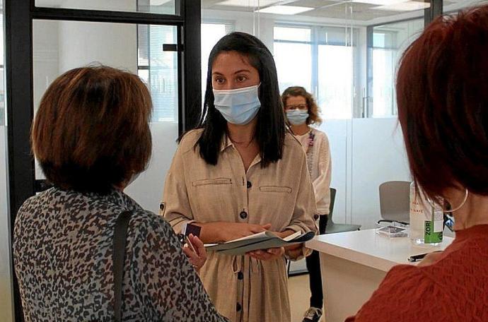 Varias mujeres visitan la Emakumeen Etxea de Zarautz.