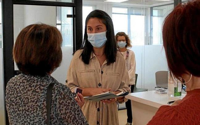 Varias mujeres visitan la Emakumeen Etxea de Zarautz. Varias mujeres visitan la Emakumeen Etxea de Zarautz.