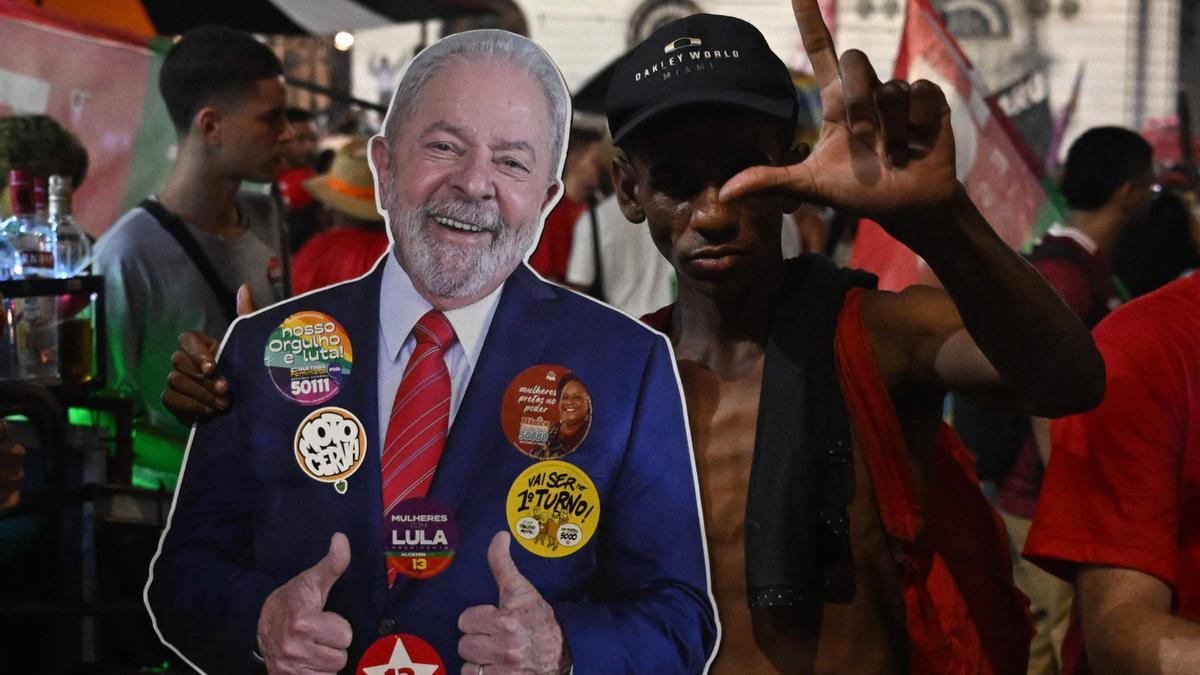 Un simpatizante de Lula sostiene un cartel con su figura.