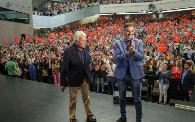 Felipe González y Pedro Sánchez, en el acto conmemorativo de la victoria del PSOE de 1982. Felipe González y Pedro Sánchez, en el acto conmemorativo de la victoria del PSOE de 1982.