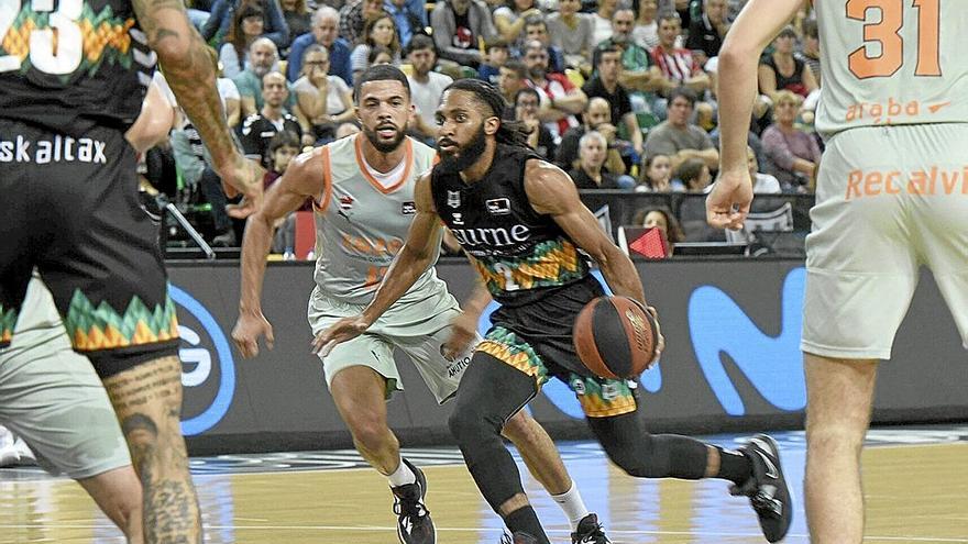 Adam Smith trata de colarse entre la defensa del Baskonia en el derbi del domingo. | FOTO: JOSÉ MARI MARTÍNEZ