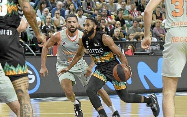 Adam Smith trata de colarse entre la defensa del Baskonia en el derbi del domingo. | FOTO: JOS&Eacute; MARI MART&Iacute;NEZ