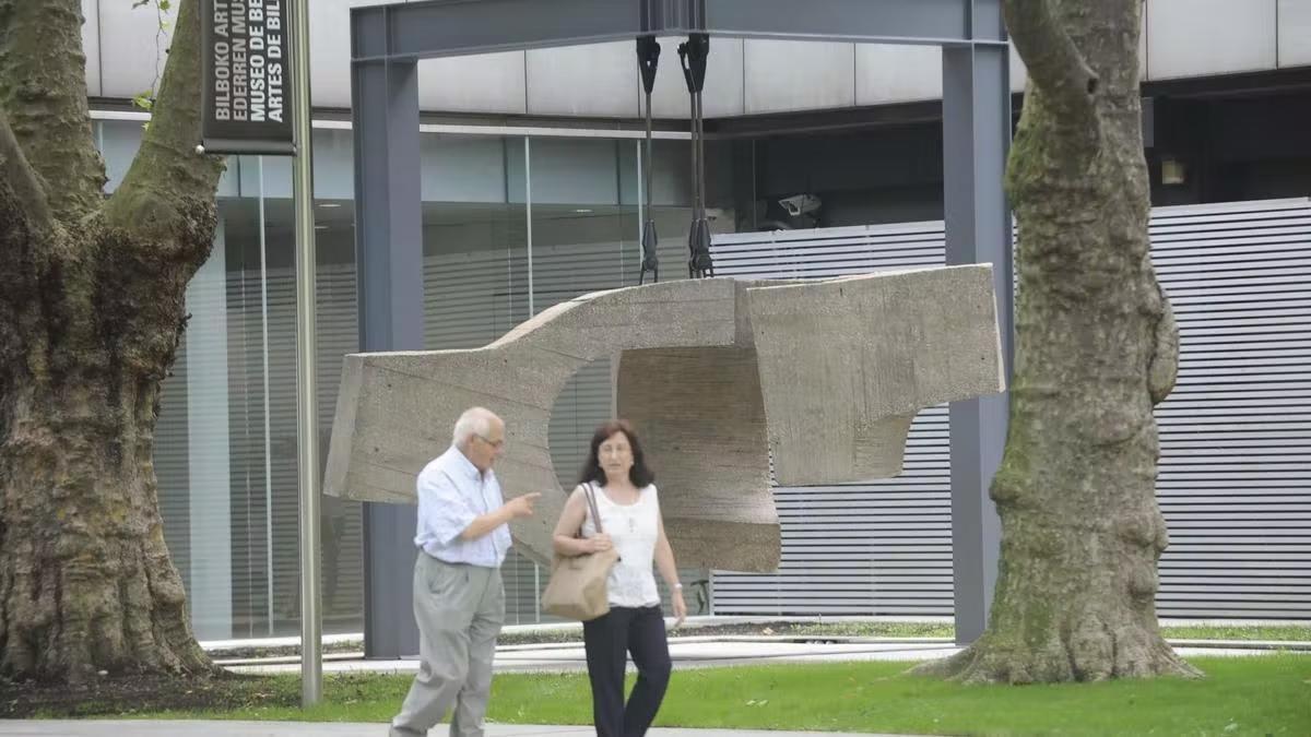 Unas personas pasean al lado de 'Lugar de encuentros VI' de Chillida en el Bellas Artes de Bilbao.