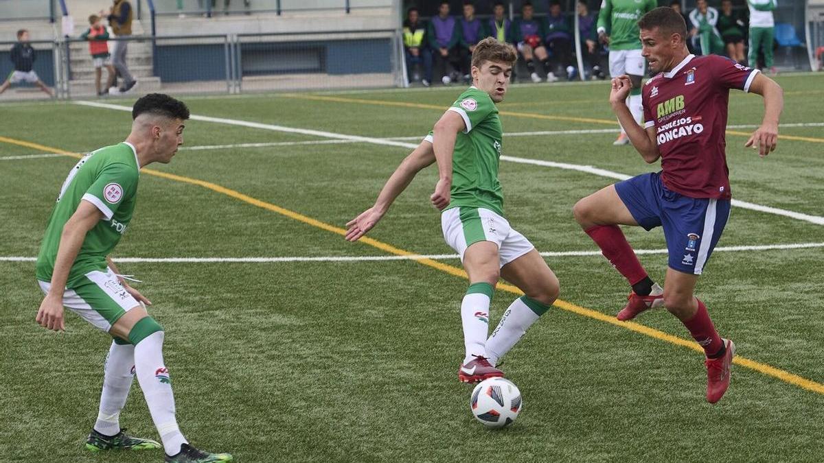 Morillas controla un balón ante un rival en el San Juan - Brea