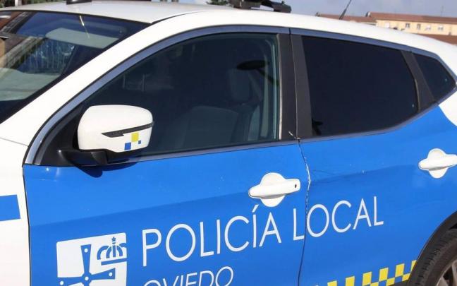 Un veh&iacute;culo de la polic&iacute;a local de Oviedo.