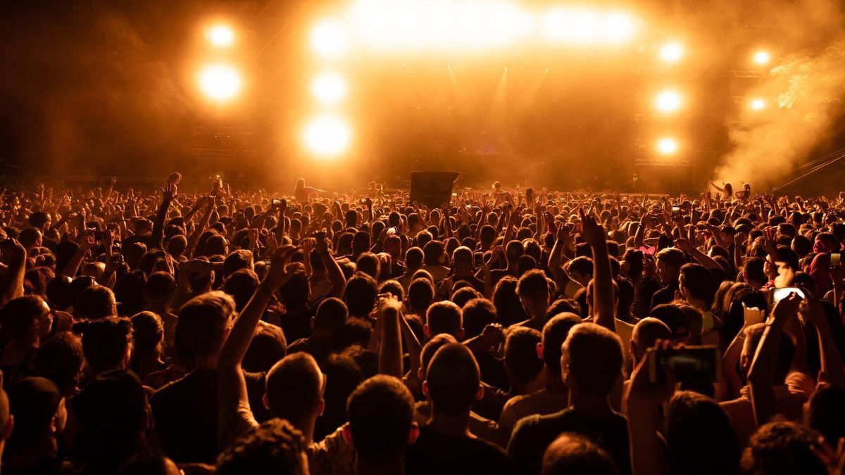 Miles de personas se divierten en un concierto.