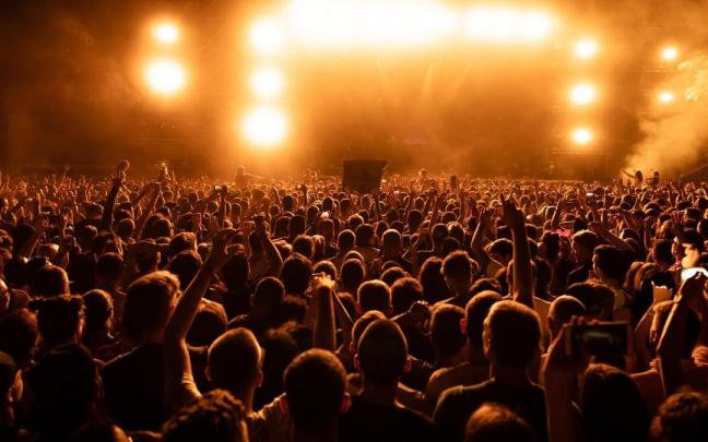 Miles de personas se divierten en un concierto.