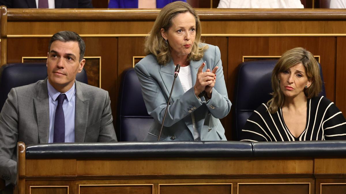 La vicepresidenta primera y ministra de Asuntos Económicos, Nadia Calviño, interviene en una sesión de control, en el Congreso de los Diputados