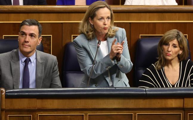 La vicepresidenta primera y ministra de Asuntos Económicos, Nadia Calviño, interviene en una sesión de control, en el Congreso de los Diputados