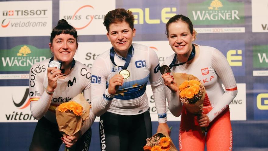 Eukene Larrarte, la primera por la izquierda, muestra la medalla de plata.