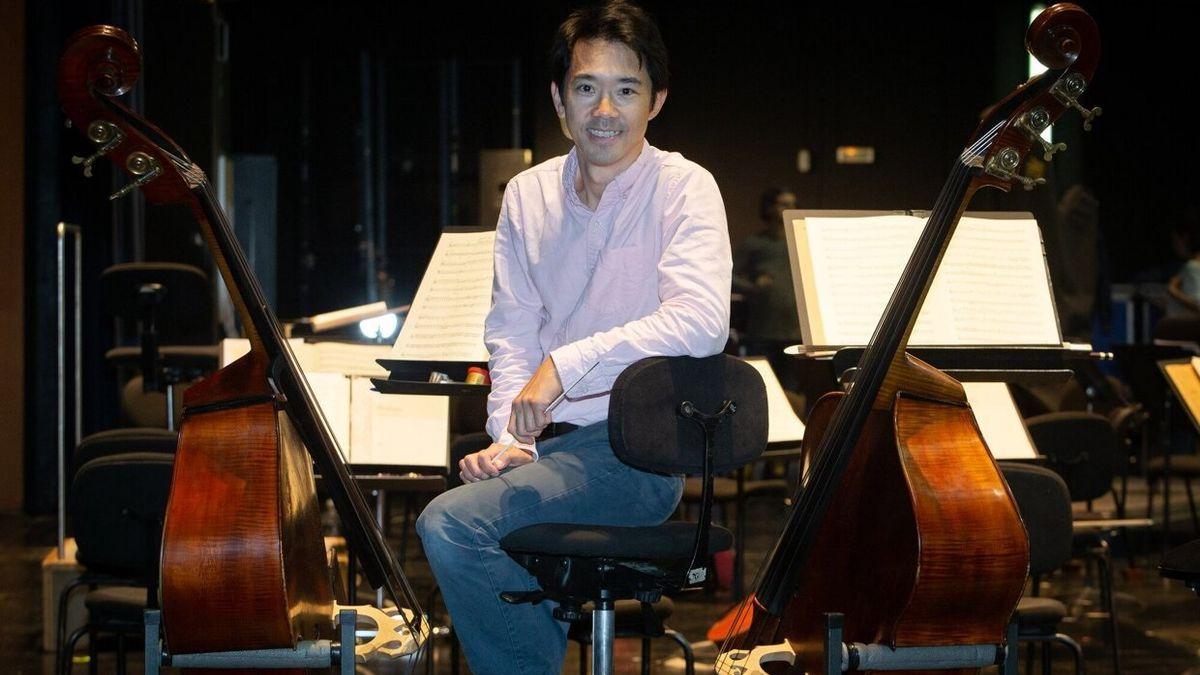 Perry So, retratado en un ensayo con la Orquesta Sinfónica de Navarra sobre el escenario del Auditorio Barañáin.