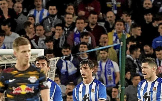 Zubimendi, Le Normand y Zubeldia lamentan un gol de Leipzig, el pasado febrero.