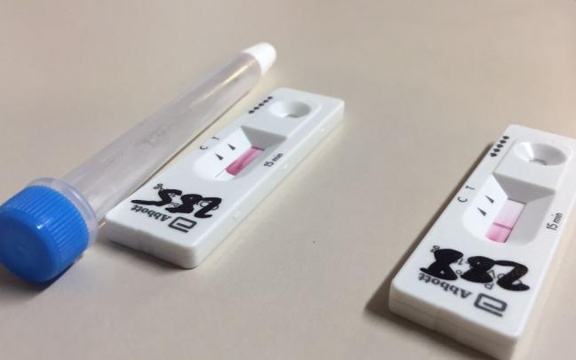 Imagen de dos test de ant&iacute;genos.