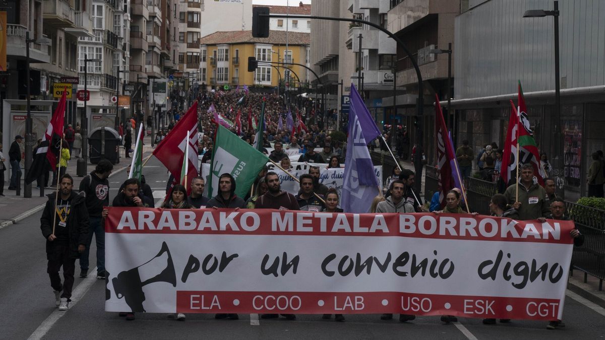 Varios miles de trabajadores de la planta han participado en la manifestación conjunta con el resto del sector del Metal de Álava que se ha celebrado en Vitoria. / Alex Larretxi