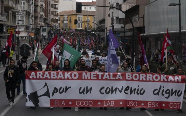 Varios miles de trabajadores de la planta han participado en la manifestaci&oacute;n conjunta con el resto del sector del Metal de &Aacute;lava que se ha celebrado en Vitoria. / Alex Larretxi