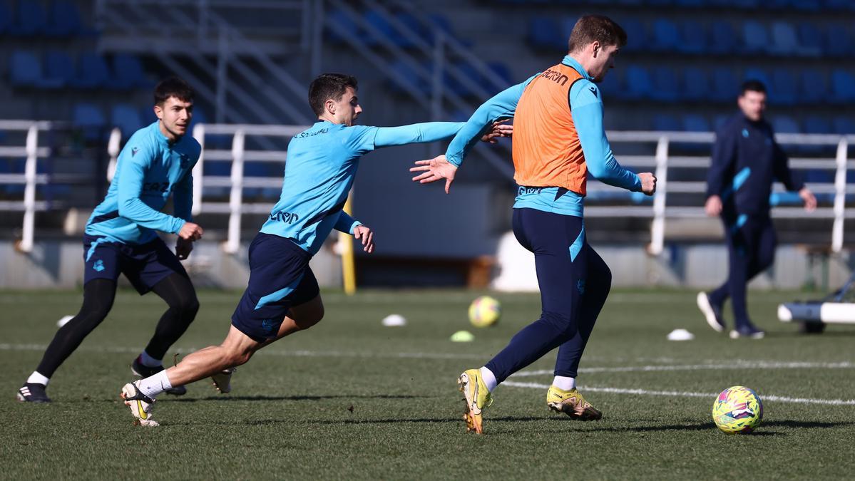 Sorloth, perseguido por Guevara durante el entrenamiento de este viernes.