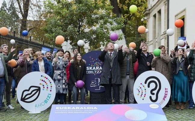 El consejero de Política Lingüística y la presidenta de la Cámara vasca junto a parlamentarios de distintos grupos. El consejero de Política Lingüística y la presidenta de la Cámara vasca junto a parlamentarios de distintos grupos.