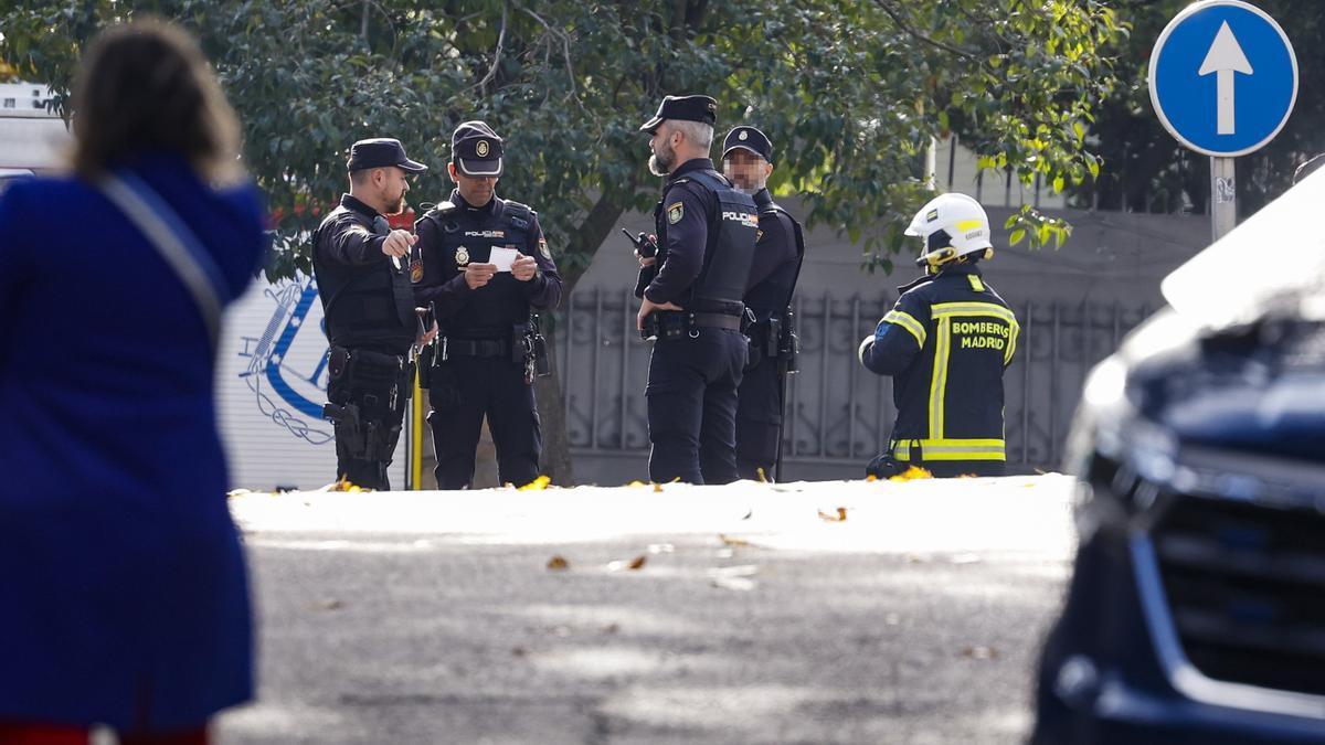 La Policía Nacional, ante la embajada ucraniana en Madrid.