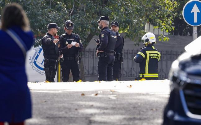 La Policía Nacional, ante la embajada ucraniana en Madrid.